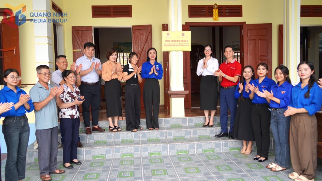 Den provinsielle ungdomsunionens stående komité organiserte monteringen av et skilt for «Kjærlighetens hus»-prosjektet for en familie i vanskelige kår i Hiep Hoa-distriktet.