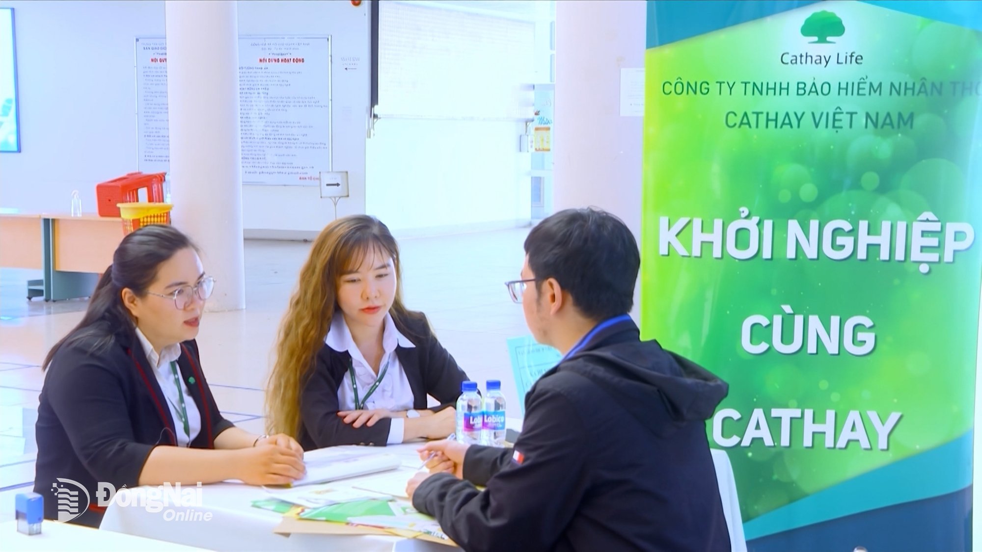 Los solicitantes de empleo se entrevistan directamente en la Bolsa de Empleo Provincial de Dong Nai.