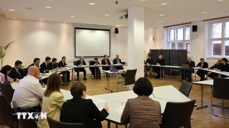 Den sjätte politiska dialogen mellan Vietnams kommunistiska parti och det tyska vänsterpartiet. (Foto: THU HANG/VNA)