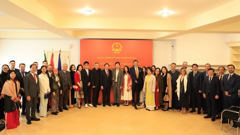 Kamrat Phan Dinh Trac träffade tjänstemän, ambassadens personal och den vietnamesiska befolkningen i Portugal. (Foto: Anh Hien - VNA)