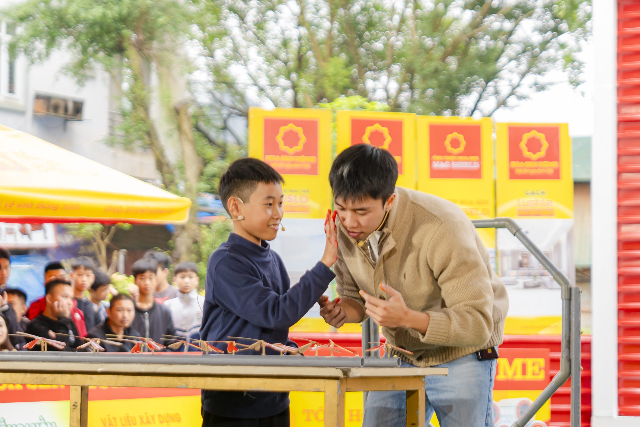החיוך הנדיר של טרי האו כשהוא עושה את האתגר עם השחקן לונג וו.