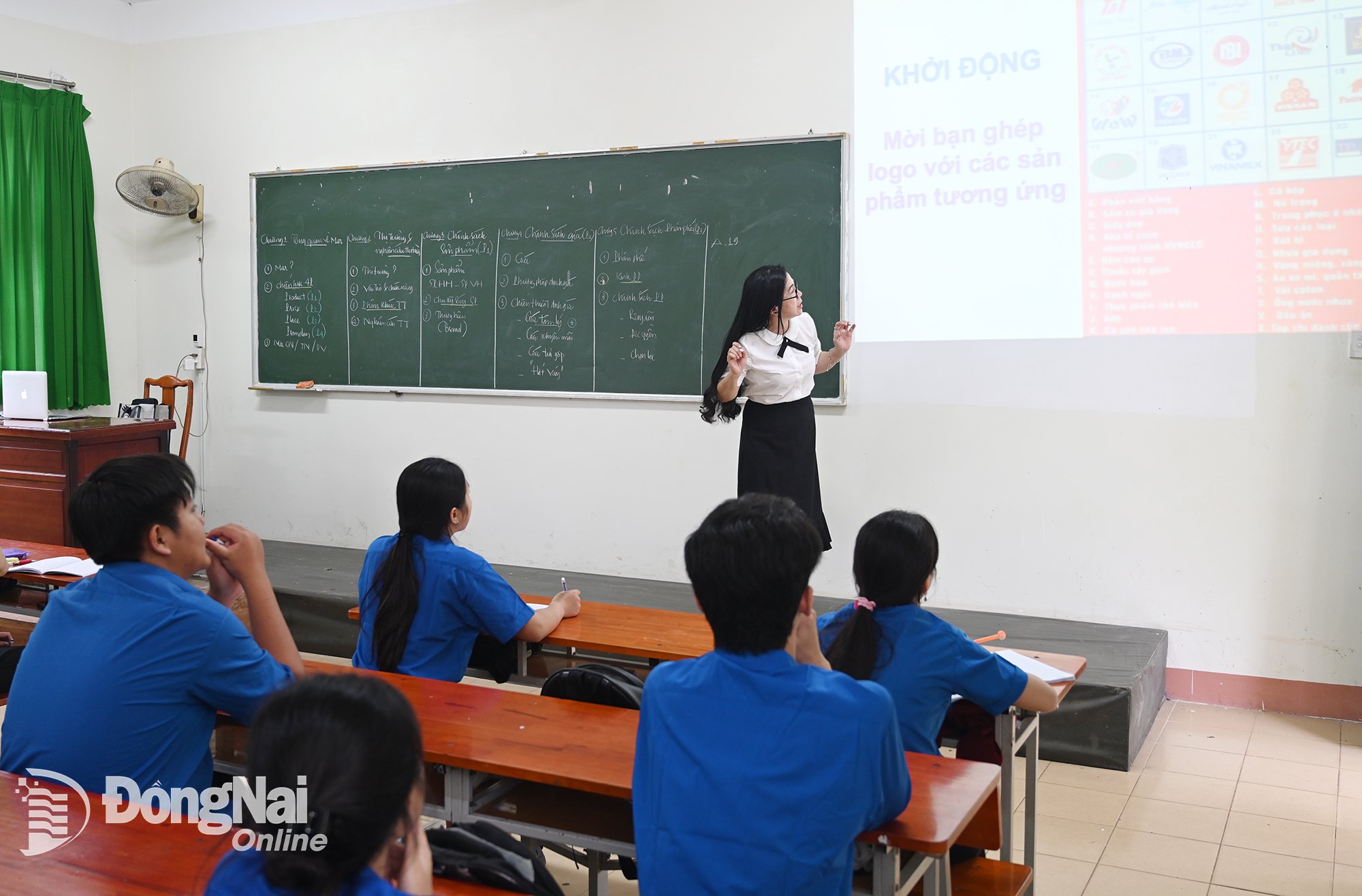 Profesori și studenți ai Facultății de Economie din cadrul Eastern College în timpul unui curs de tehnologia informației. Fotografie: Pham Quang