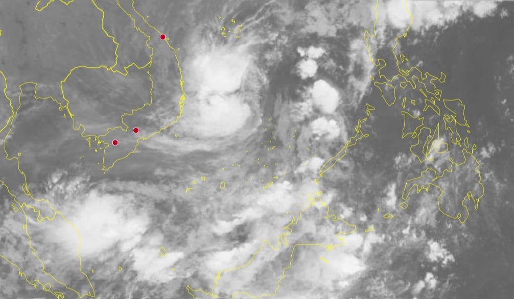 Ảnh mây vệ tinh cho thấy bão số 15 và vùng áp thấp nhiệt đới mới đang ảnh hưởng đến thời tiết trên biển Trung Bộ và Nam Bộ. Ảnh: hymetnet.