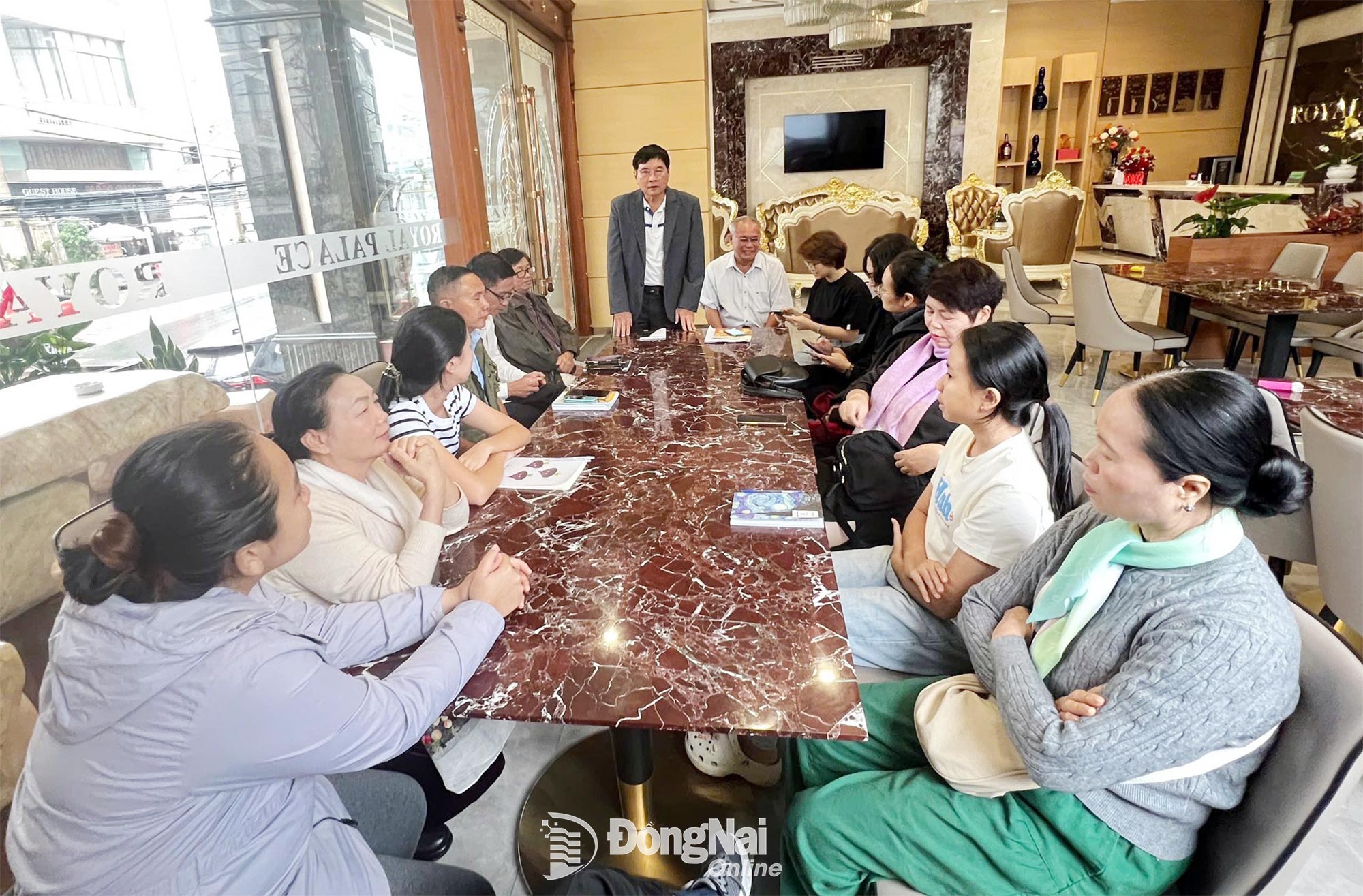 Poet Dam Chu Van shares about literary creation activities with young authors and members participating in the 2025 Literature and Youth Creation Camp. Photo: Bui Chinh