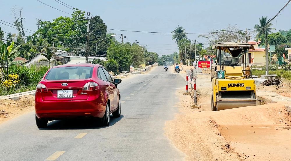 Byggnadsarbeten pågår för att renovera och uppgradera riksväg 14E, sträcka Km15+270 - Km89+700 (Foto: Tan Viet - Urban Economic Newspaper).