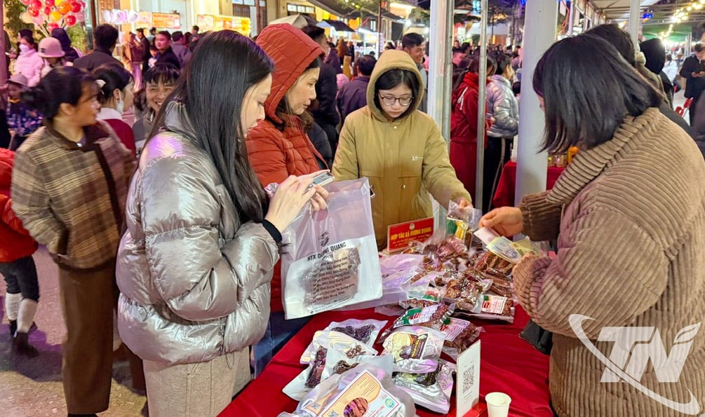   Πολλοί άνθρωποι και τουρίστες επισκέφθηκαν και ψώνισαν προϊόντα OCOP στο Φεστιβάλ.