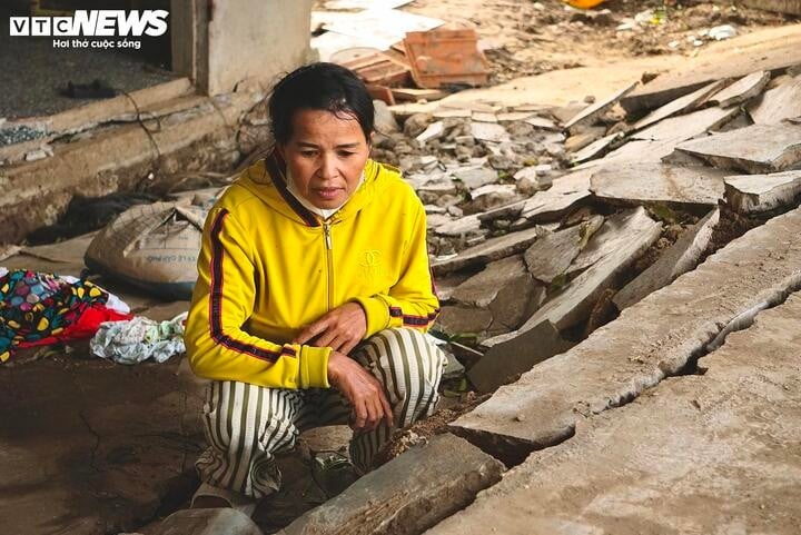 Pani Pham Thi Man była zrozpaczona, stojąc obok przestronnego domu, w którym nigdy nie mieszkała, a który teraz popadł w ruinę.