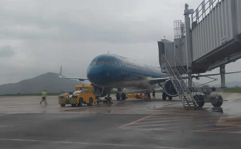 68 chuyến bay phải đổi hướng tránh bão số 15- Ảnh 1.