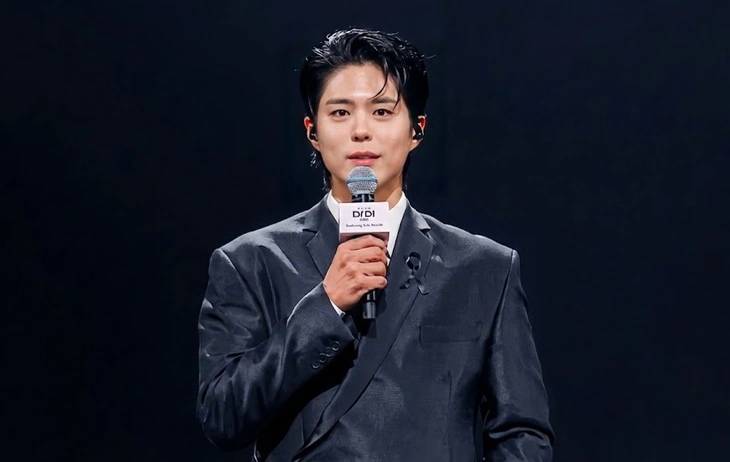 MAMA 2025 tưởng niệm nạn nhân vụ cháy chung cư tại Hong Kong, Rosé BlackPink nhận Daesang - Ảnh 1.