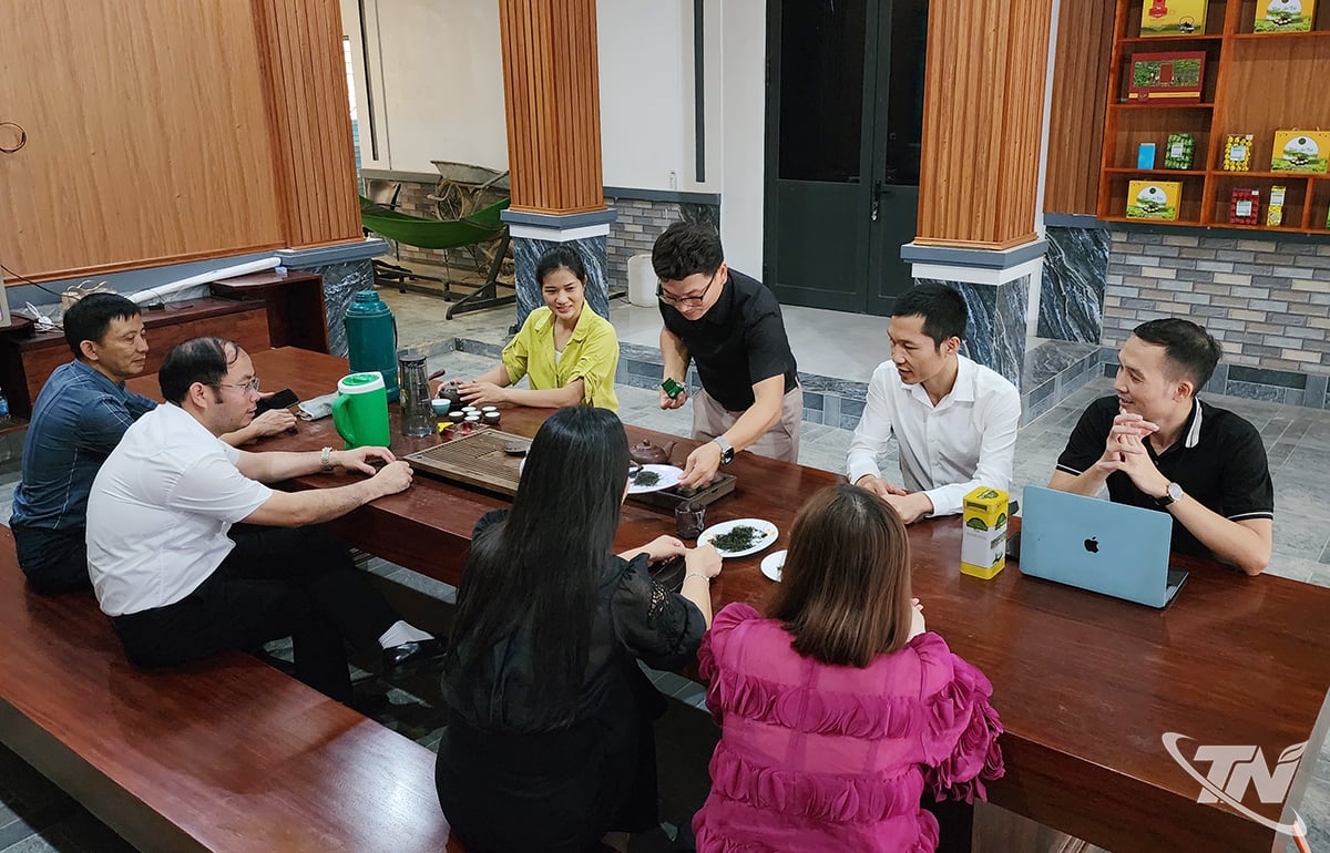 นักท่องเที่ยวเข้าเยี่ยมชมและสัมผัสกระบวนการผลิตและผลิตภัณฑ์ของสหกรณ์ Tam Tra Viet