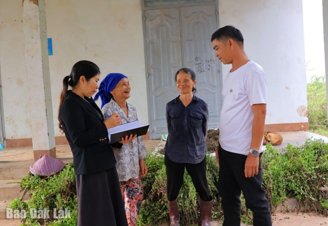 زعماء البلديات والقرويين يتحدثون ويتبادلون الآراء مع الناس.