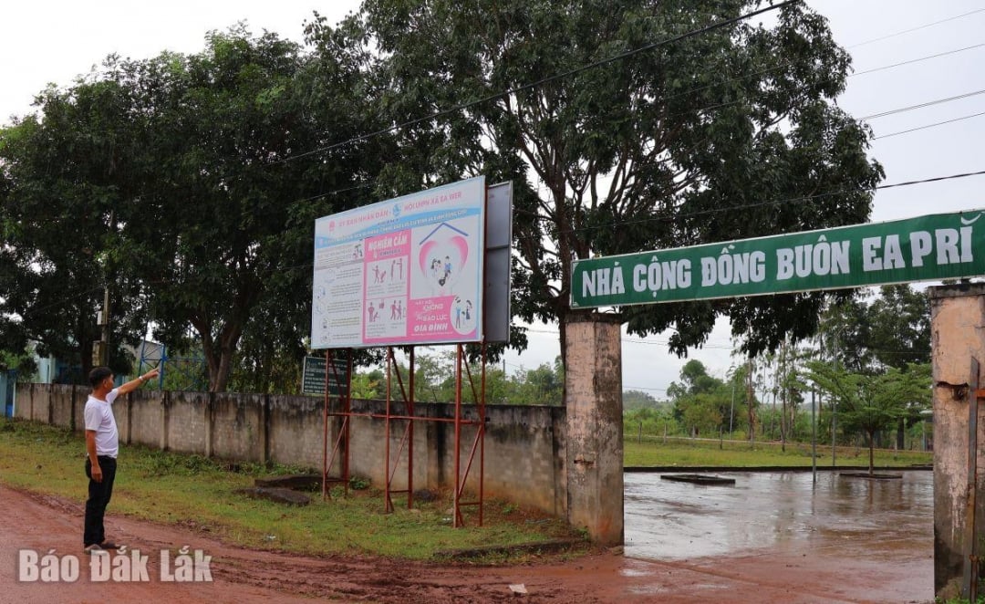 بناء لوحة إعلانية للترويج للمساواة بين الجنسين في قرية إيا بري.