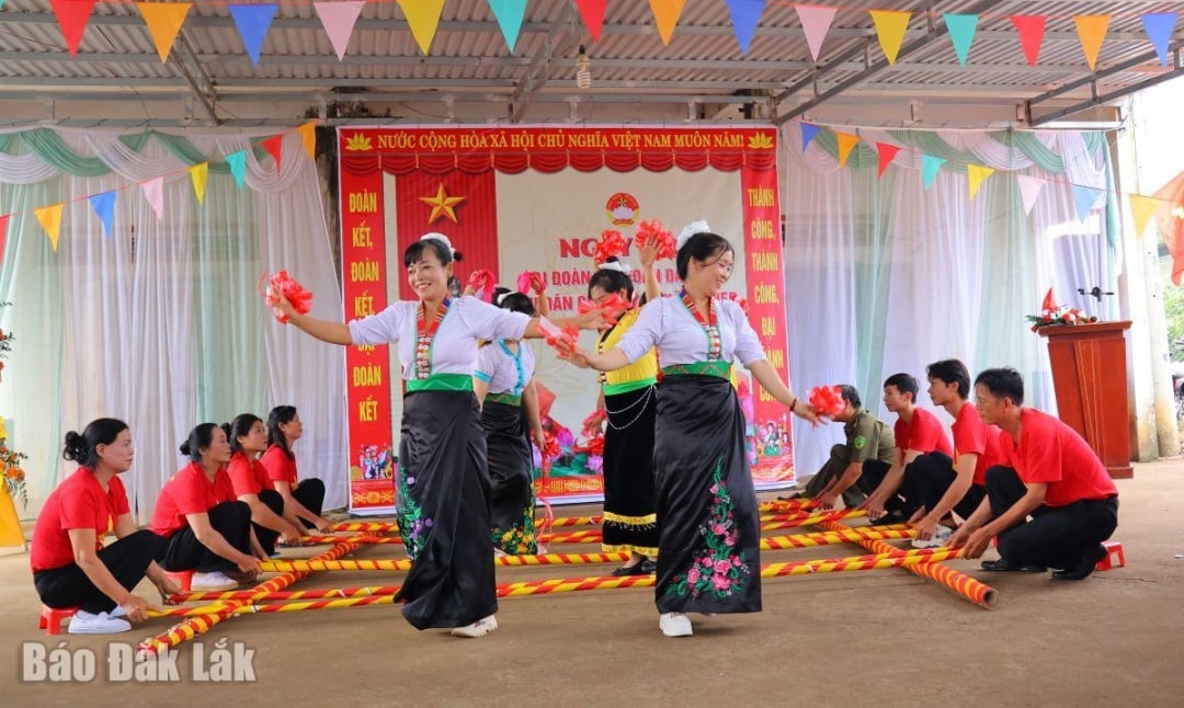 تركز القرى والنجوع في منطقة إيا وير دائمًا على تعزيز المساواة بين الجنسين وبناء أسر سعيدة.