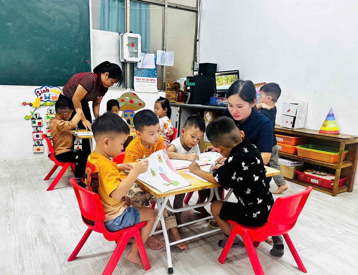 Förskolan öppnades direkt på Dinh Vang Company Limited, helt gratis för barn till anställda och arbetare på företaget. Foto: PT.