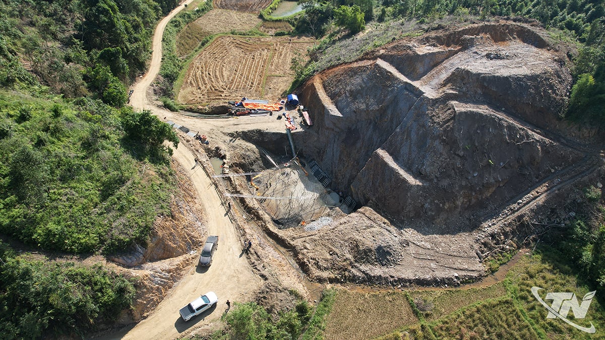کوان لینگ جھیل، فو تھونگ کمیون کی تعمیراتی پیشرفت کو تیز کرنے کے لیے ٹھیکیدار دھوپ کے موسم کا فائدہ اٹھاتے ہیں۔