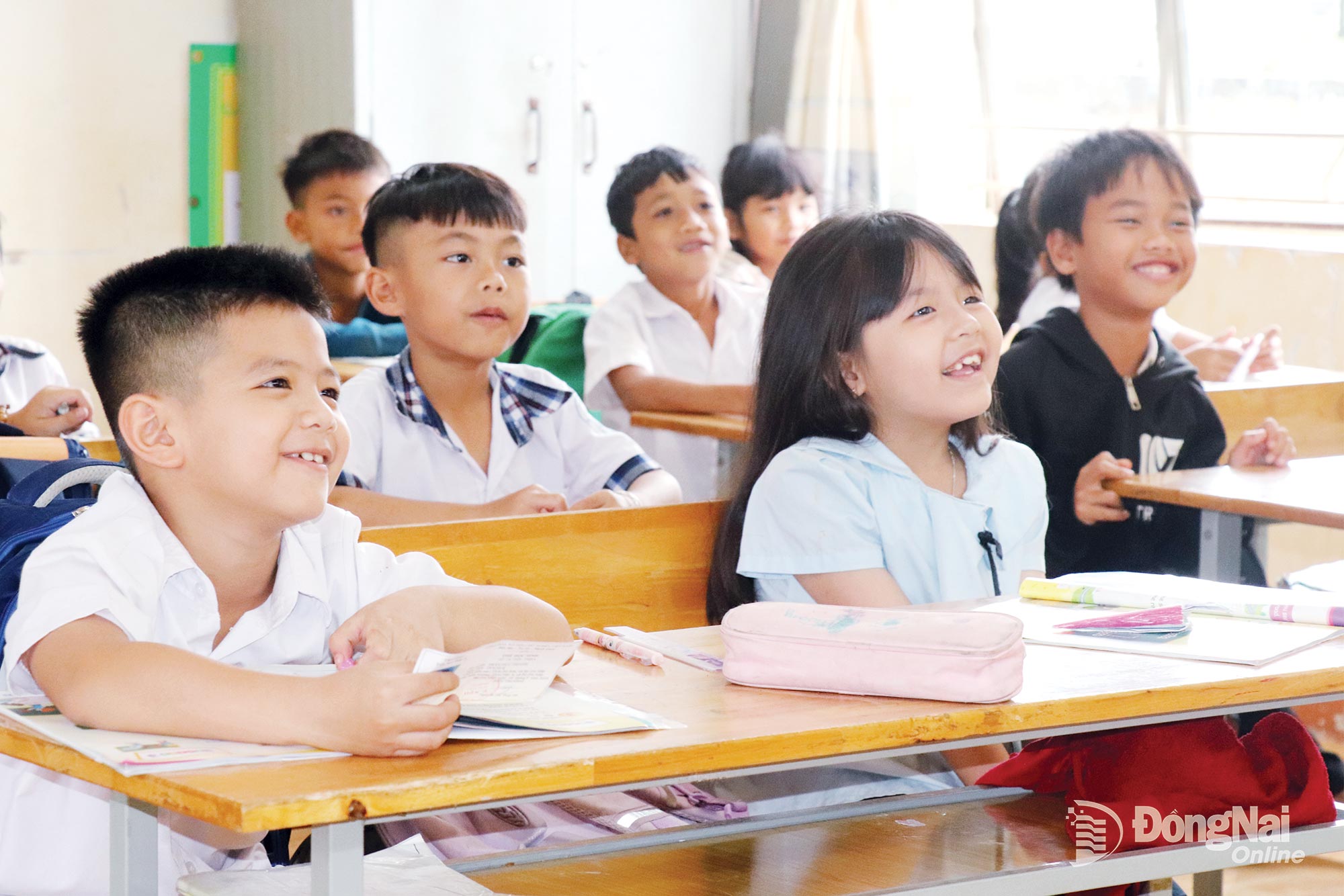 अंग्रेजी कक्षा के दौरान डाक ए प्राइमरी स्कूल (बु गिया मप कम्यून) के कक्षा 2ए के छात्र।