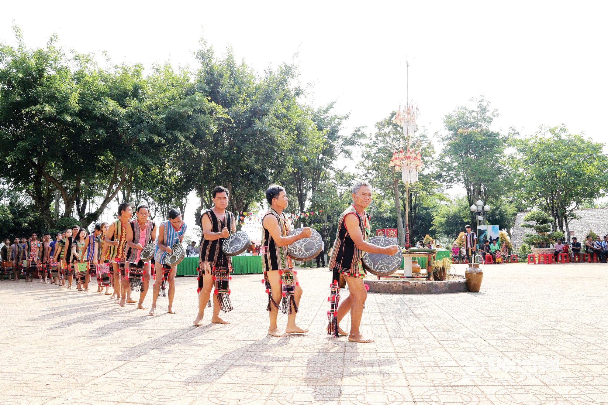ជនជាតិ​ដើម​ភាគតិច​ស្ទៀង នៅ​ឃុំ​បាក់​ទូក សម្តែង​សិល្បៈ​ក្នុង​ពិធីបុណ្យ​ស្រូវ​ថ្មី​។ រូបថត៖ Truong Hien
