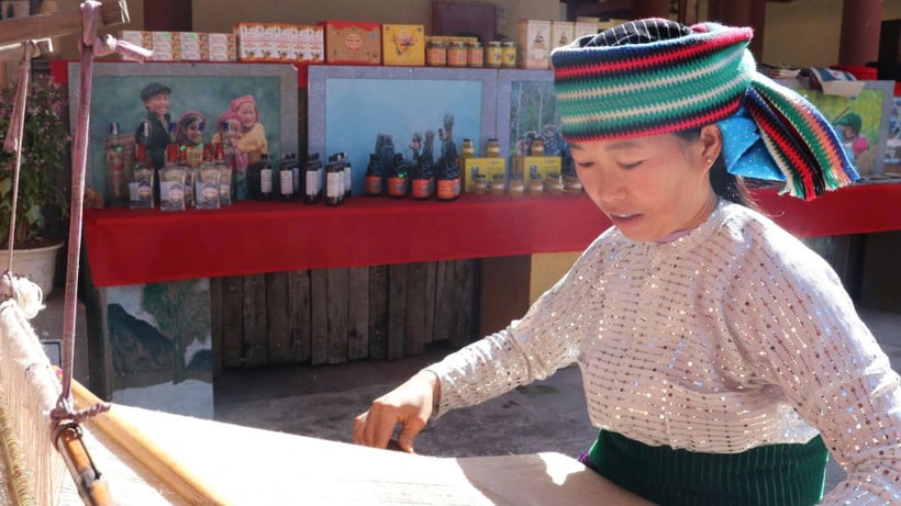 สาธิตการทอผ้า ณ พิพิธภัณฑ์ดงวาน ชุมชนดงวาน จังหวัดเตวียนกวาง