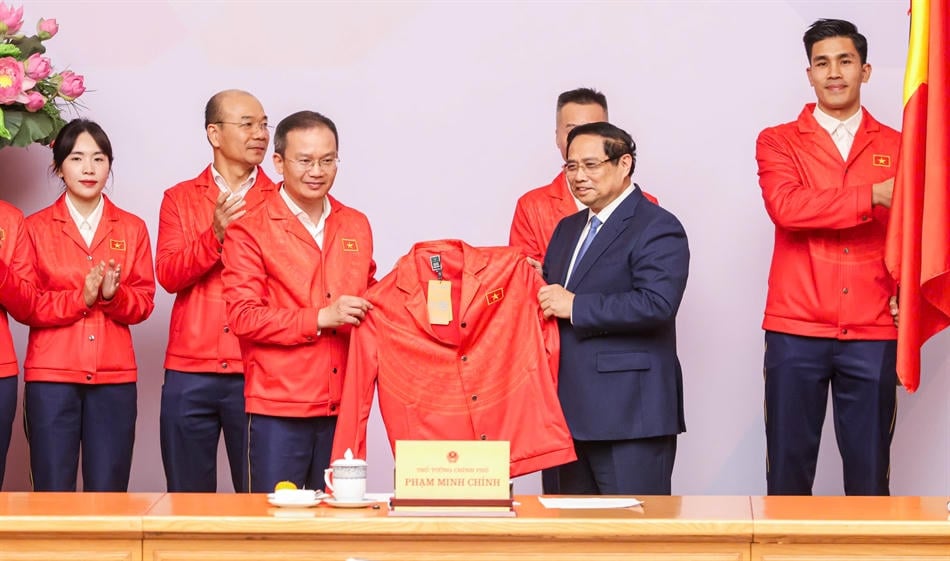 Премьер-министр получил футболку от делегации Вьетнамской спортивной федерации  