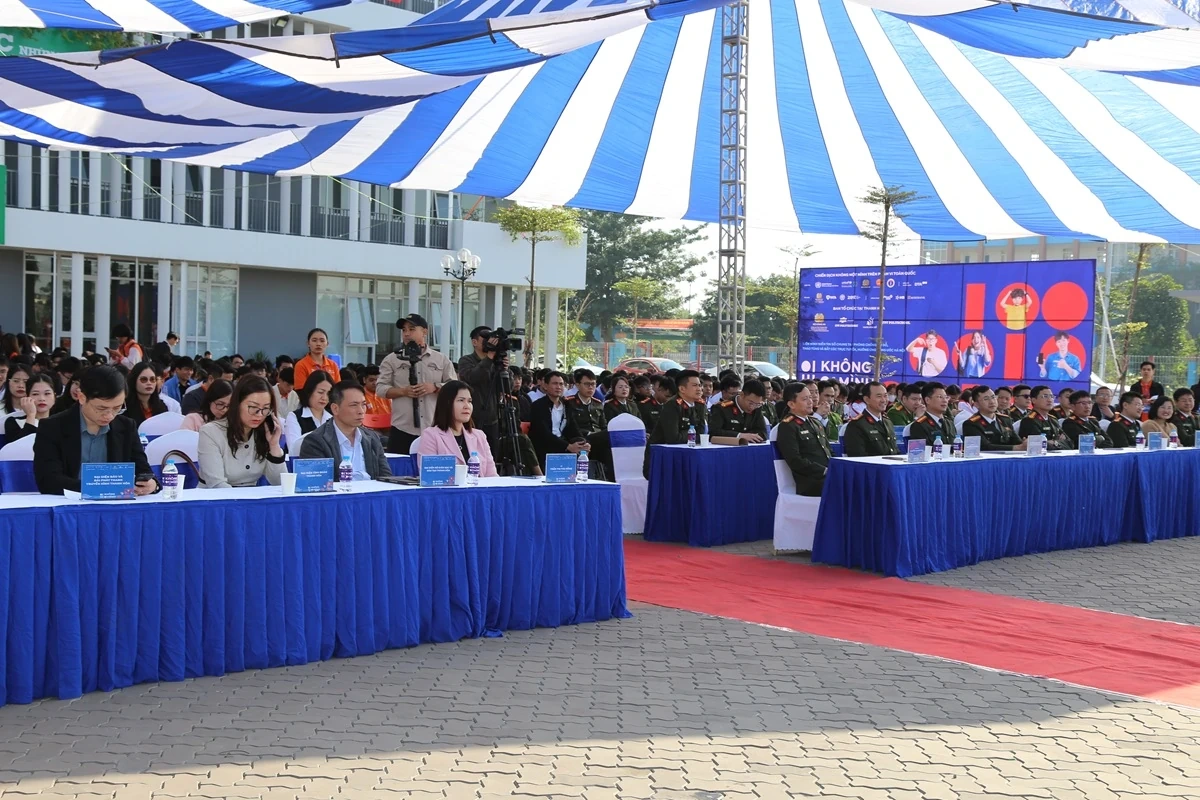 ہزاروں طلباء میں 