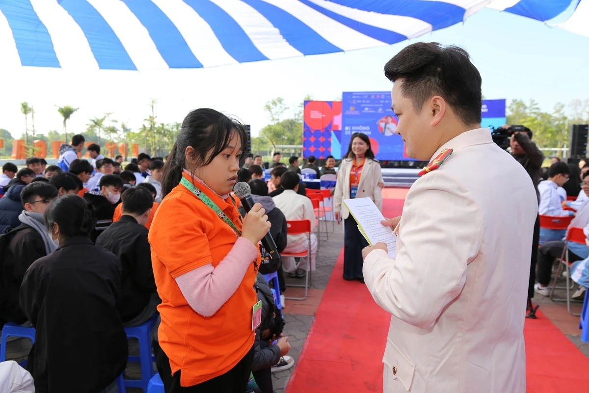 ہزاروں طلباء میں 