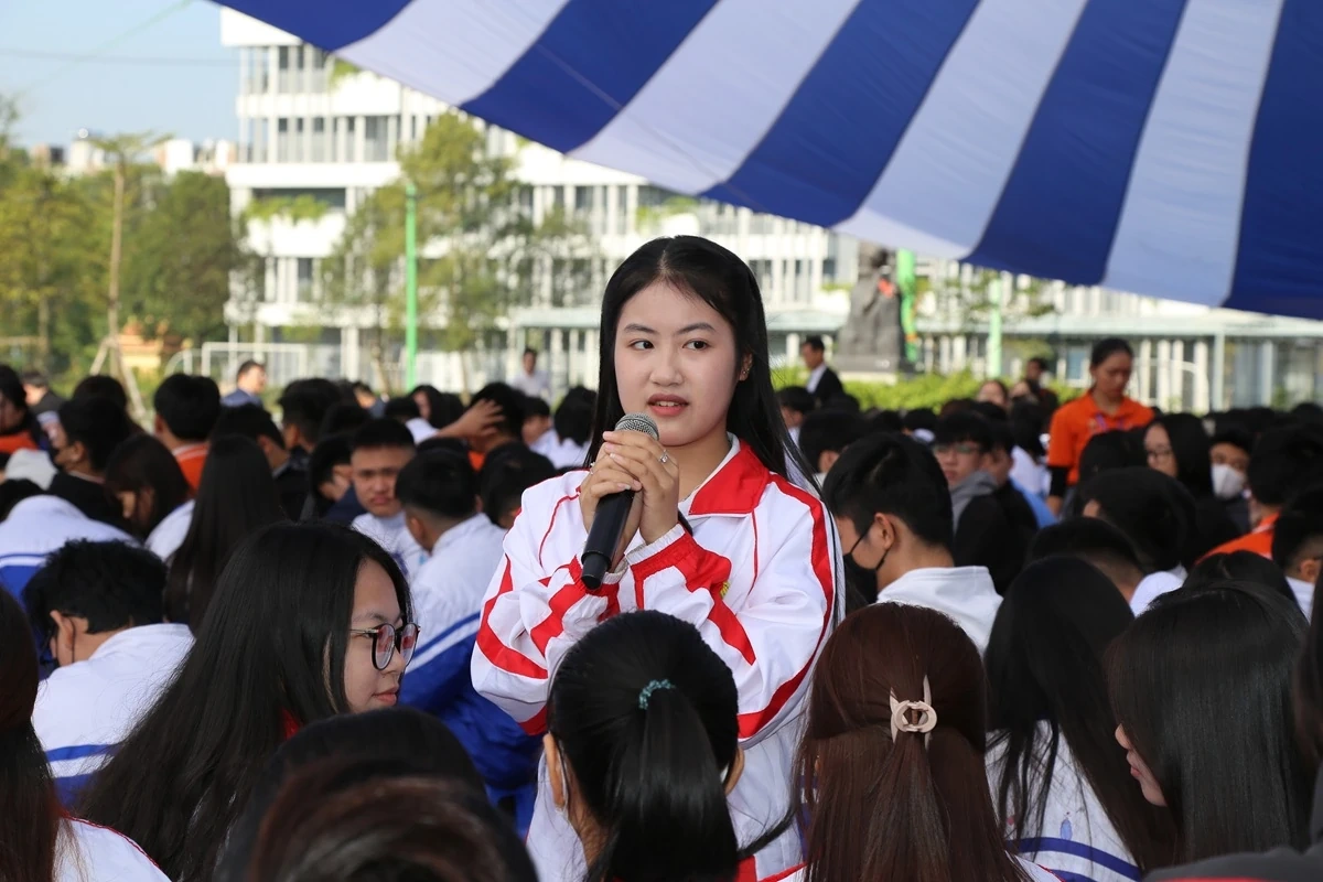 ہزاروں طلباء میں 