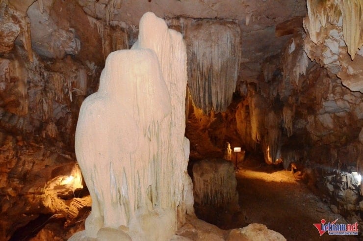 Stalactieten in de vorm van bomen, rijstpotten...