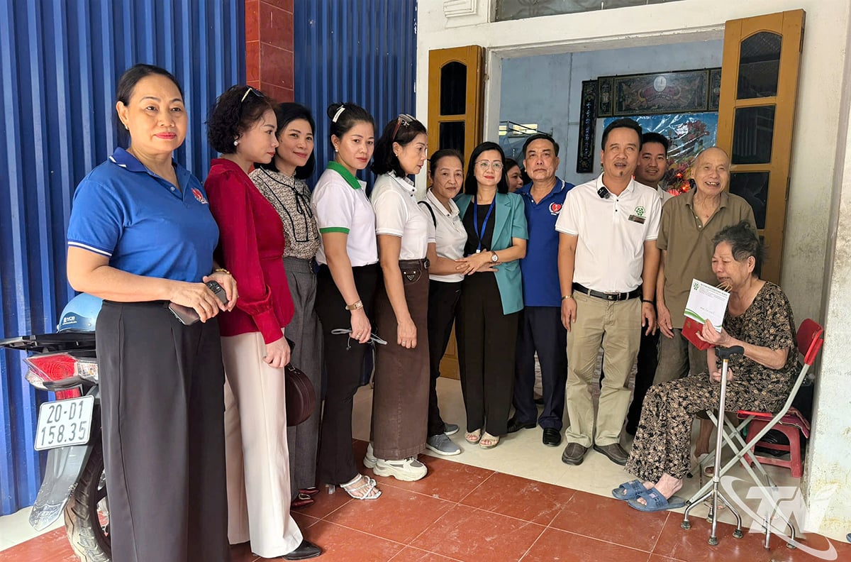 Local authorities, associations and organizations have many activities to visit and give gifts to people with disabilities.