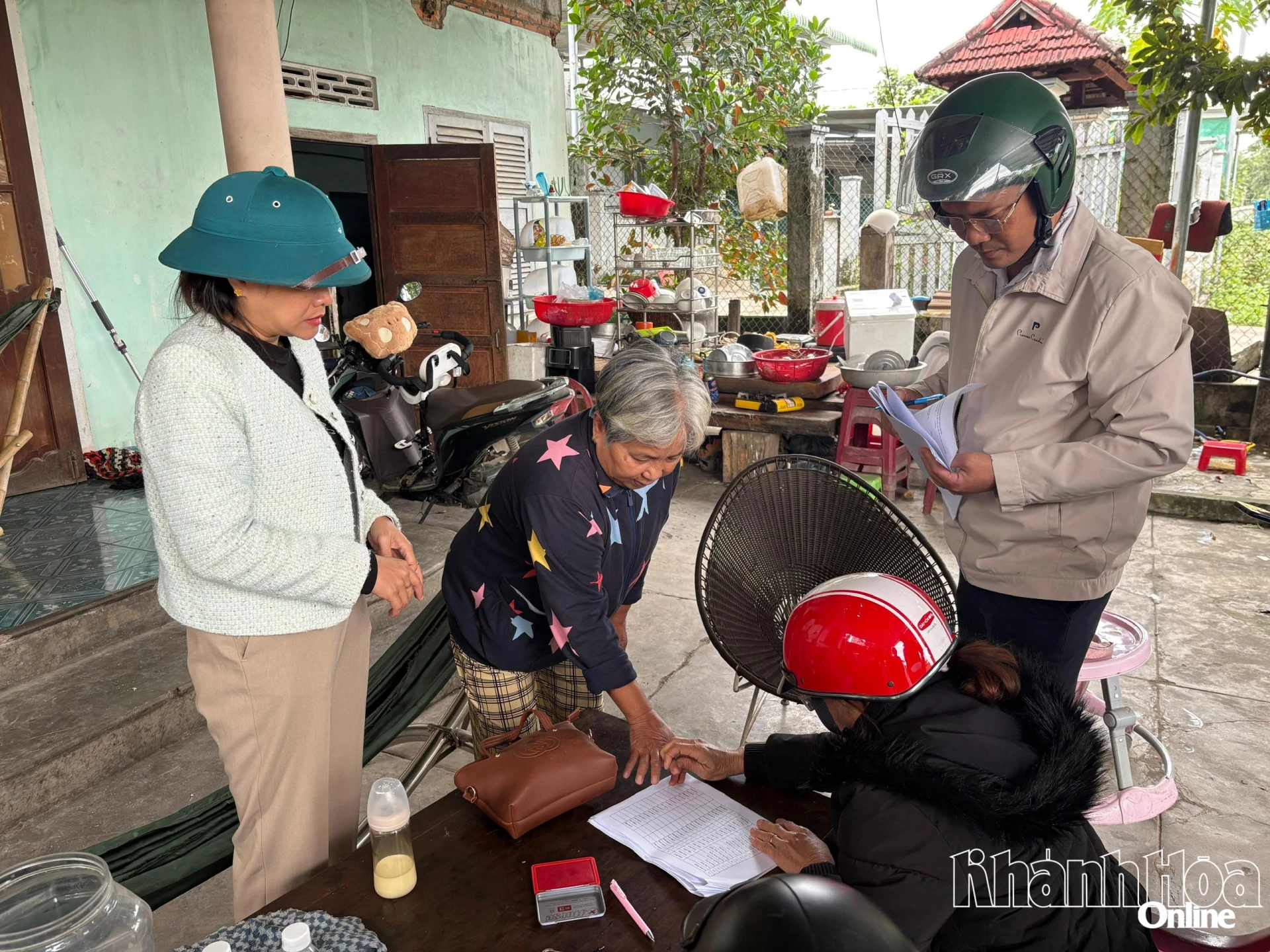 Trung Khanh Vinh kommun ger stöd till människor som drabbats av översvämningarna.