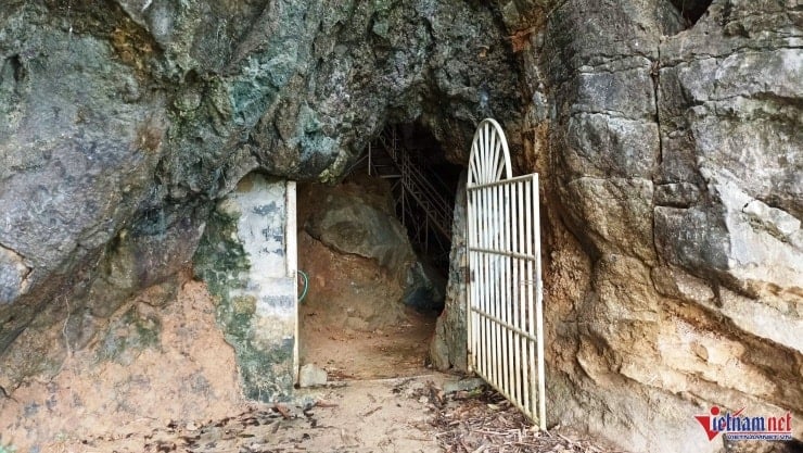 Der kleine, schmale Höhleneingang befindet sich auf halber Höhe des Berges.
