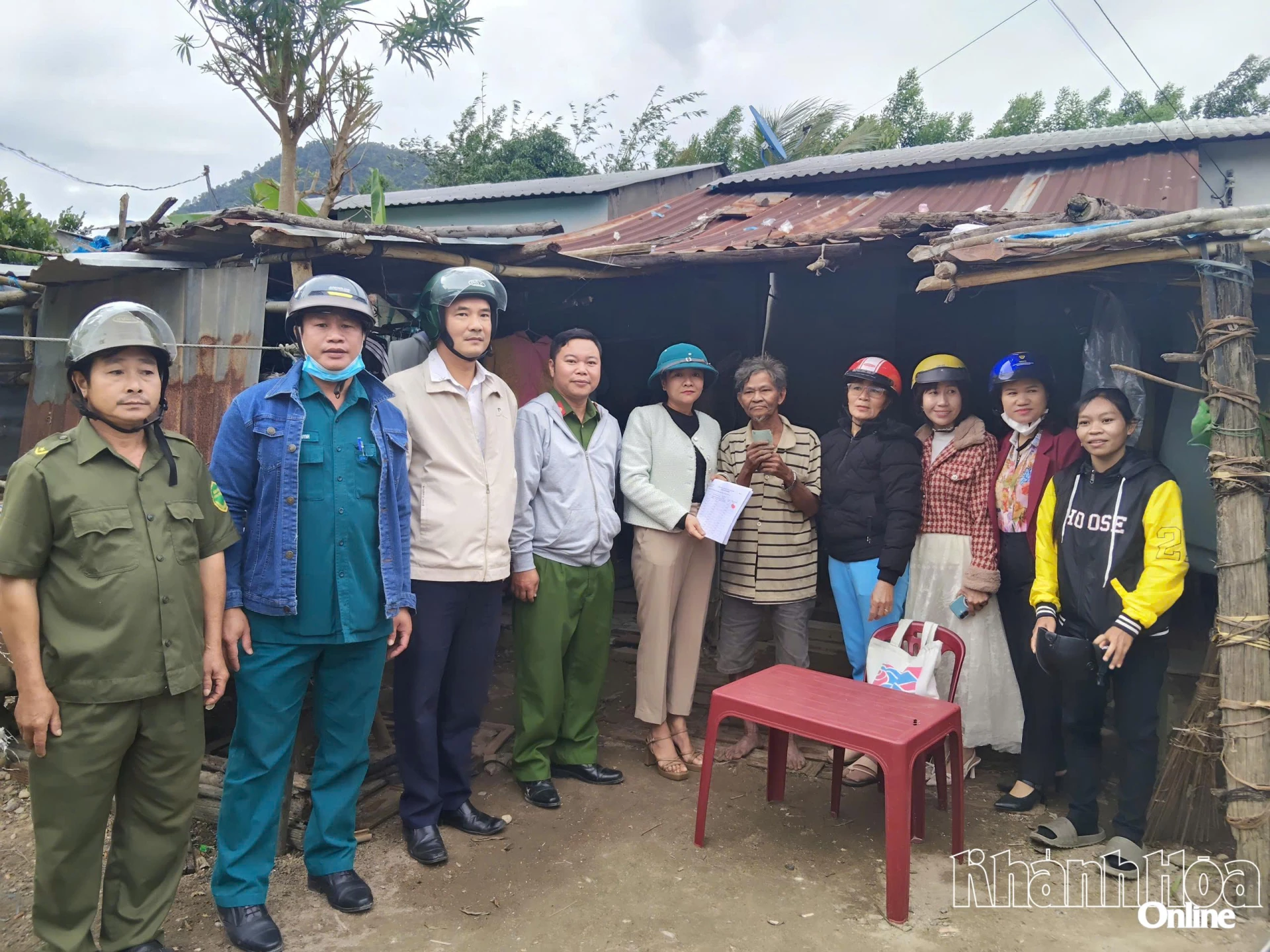 Människor som drabbats av översvämningarna i Trung Khanh Vinh kommun får ekonomiskt stöd.