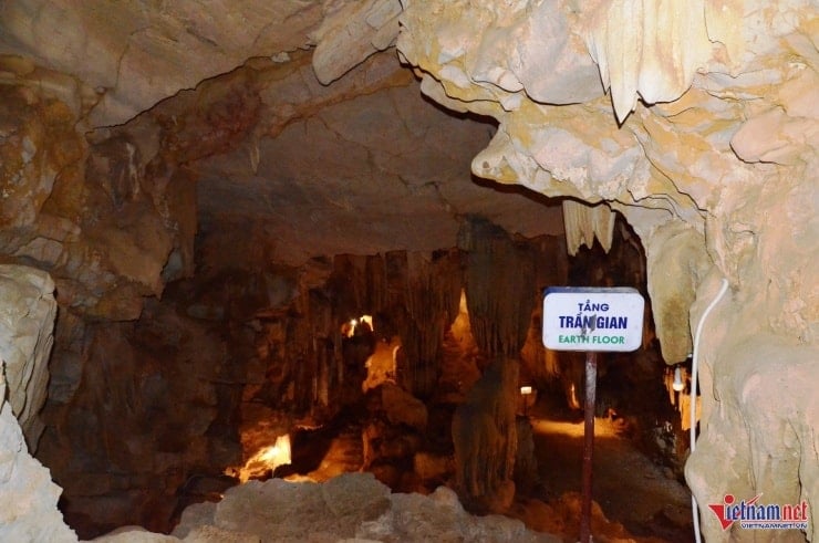 Der „irdische“ Boden weist flache Stalaktiten auf, die an das einfache Leben im Alltag erinnern.