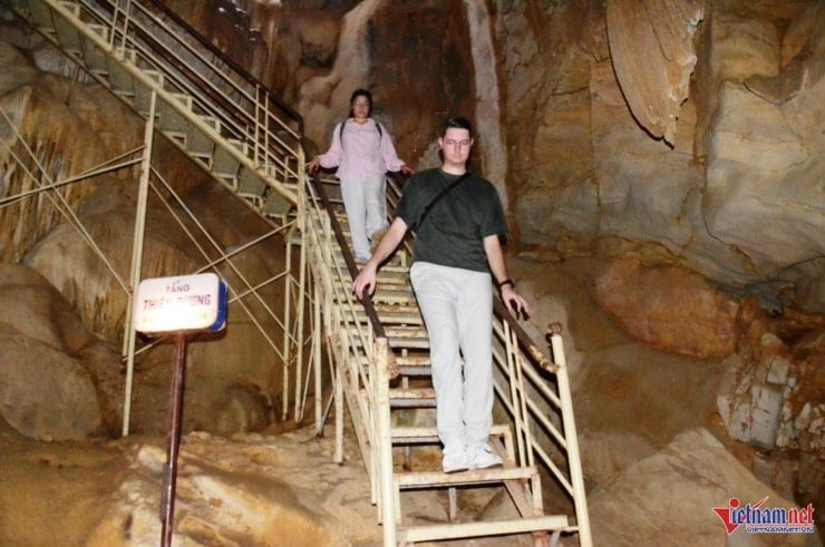 Links vom Höhleneingang befindet sich eine Eisentreppe. Besucher erklimmen 88 wackelige Stufen, um den „himmlischen“ Boden zu erreichen.