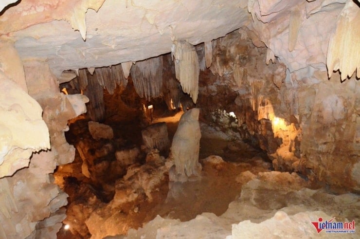 Im Inneren der rund 5.000 Quadratmeter großen Höhle befinden sich zahlreiche Stalaktiten, die Tausende von Jahren alt sind.