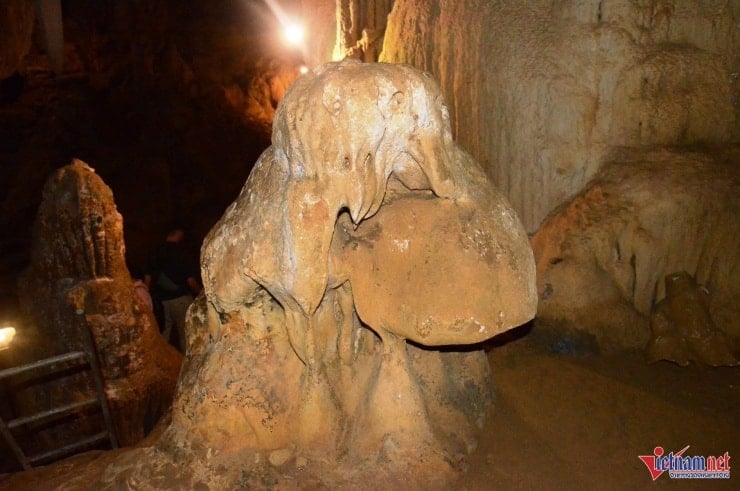 In der Höhle gibt es viele Stalaktiten mit seltsamen Formen.