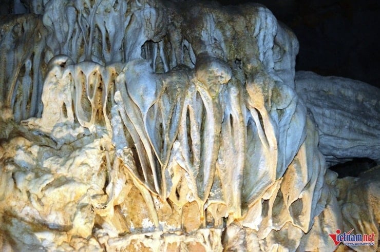 Stalaktiten, die wie Spuren von Tierzähnen, Fischgräten usw. aussehen, befinden sich an vielen Stellen in der Höhle.