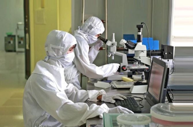 Nghiên cứu khoa học ở phòng thí nghiệm tại Đại học Quốc gia Hà Nội. Ảnh: Trung tâm Truyền thông KH&CN.