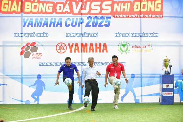 Tranh tài hấp dẫn ở giải bóng đá nhi đồng có thể thức lạ- Ảnh 2.