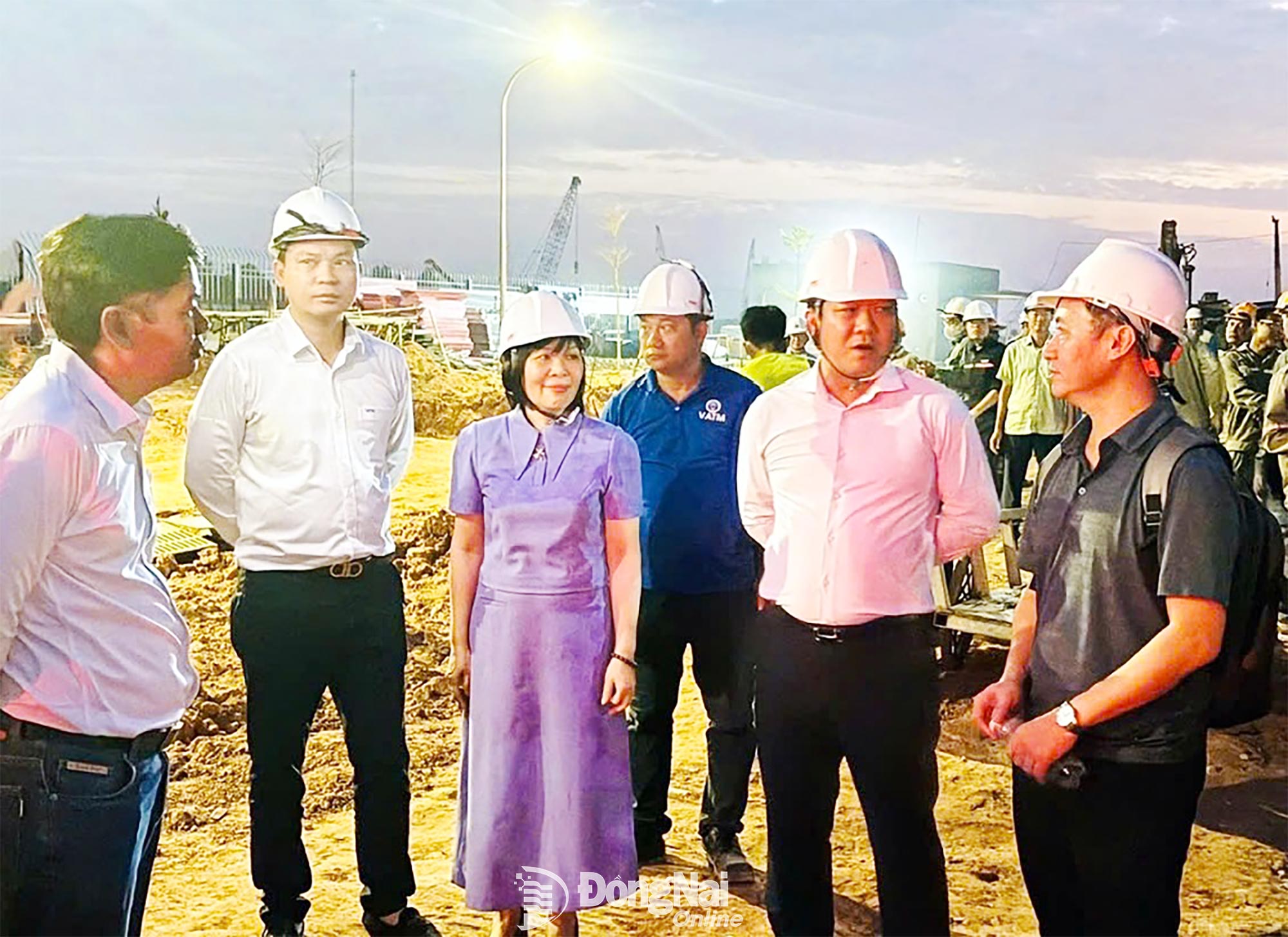 Líderes da VATM visitaram e incentivaram as equipes de construção do Componente 2 do Projeto do Aeroporto de Long Thanh na noite de 28 de novembro de 2025. Foto: Colaborador