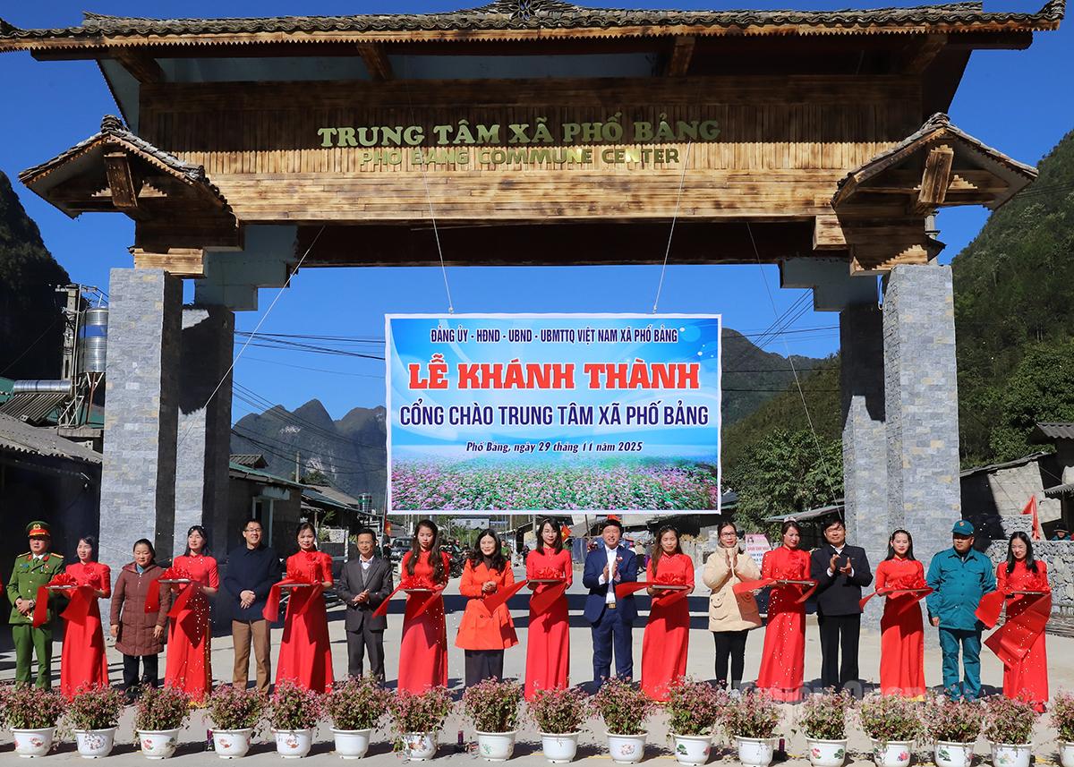 ผู้นำตัดริบบิ้นเปิดประตูตำบลโพธิ์บัง