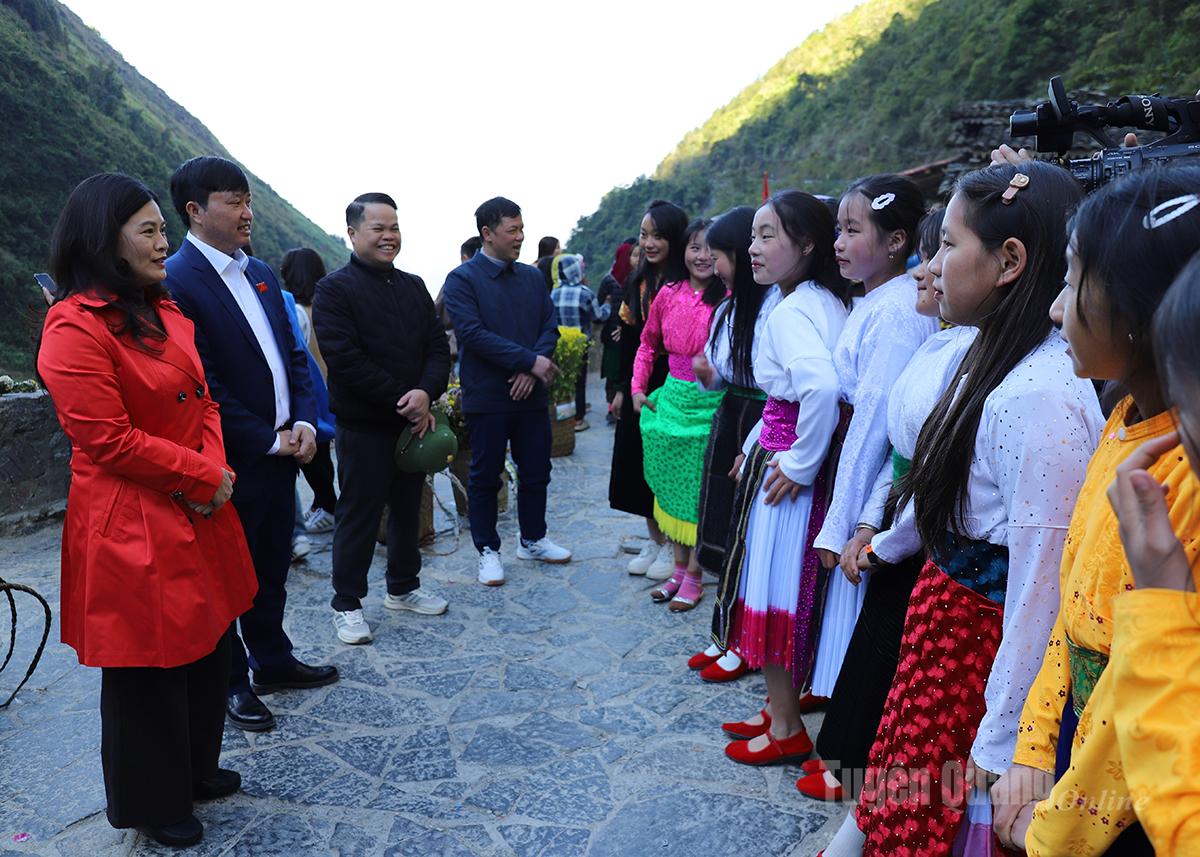 รองประธานคณะกรรมการประชาชนจังหวัด Vuong Ngoc Ha ส่งเสริมให้เด็กๆ มีส่วนร่วมในศิลปะการแสดงให้กับนักท่องเที่ยวที่บริเวณเนินเขาถ้ำมา