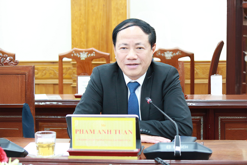 Chủ tịch UBND tỉnh Gia Lai Phạm Anh Tuấn chia sẻ thêm thông tin với các nhà đầu tư.