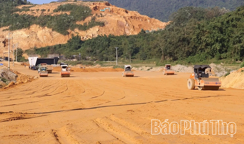 Menghilangkan kesulitan Proyek Jalan Tol Hoa Binh - Moc Chau dengan tegas