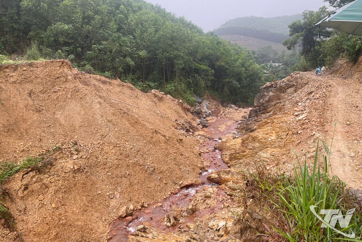 काऊ दा गांव (ट्राई काऊ कम्यून) में श्री दीप वान बाओ के मछली तालाब का बांध टूट गया।