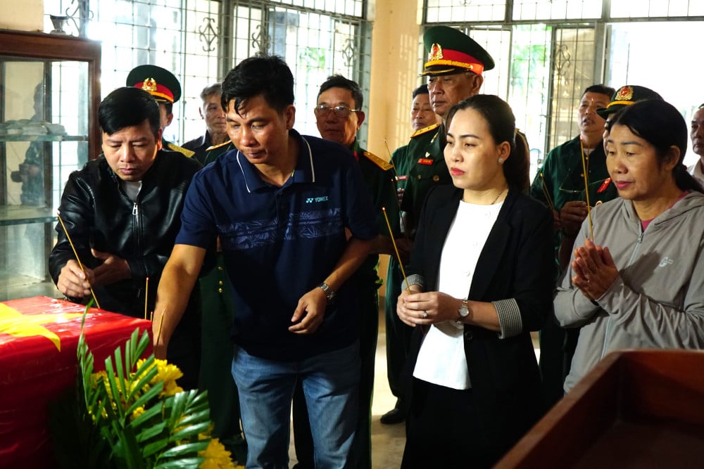 Thân nhân gia đình kính cẩn nghiêng mình thắp hương tưởng nhớ liệt sĩ Nguyễn Thành Tơ