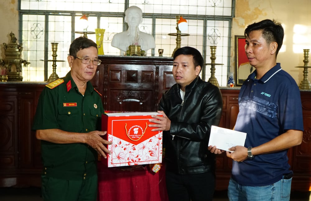 Hội hỗ trợ gia đình liệt sĩ tỉnh Tây Ninh tặng quà thân nhân gia đình liệt sĩ Nguyễn Thành Tơ