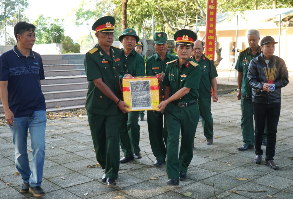 Di dời hài cốt liệt sĩ Nguyễn Thành Tơ từ Nghĩa trang liệt sĩ Châu Thành về an táng tại quê nhà