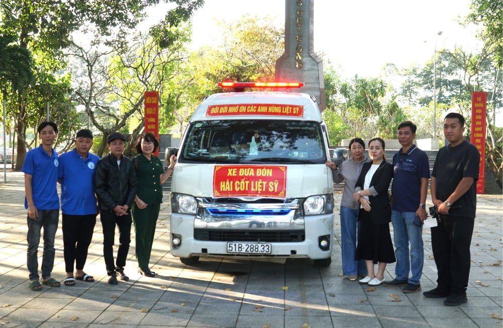 : Xe ô tô chở hài cốt liệt sĩ Nguyễn Thành Tơ về Nghĩa trang liệt sĩ Việt Hùng, tỉnh Hưng Yên
