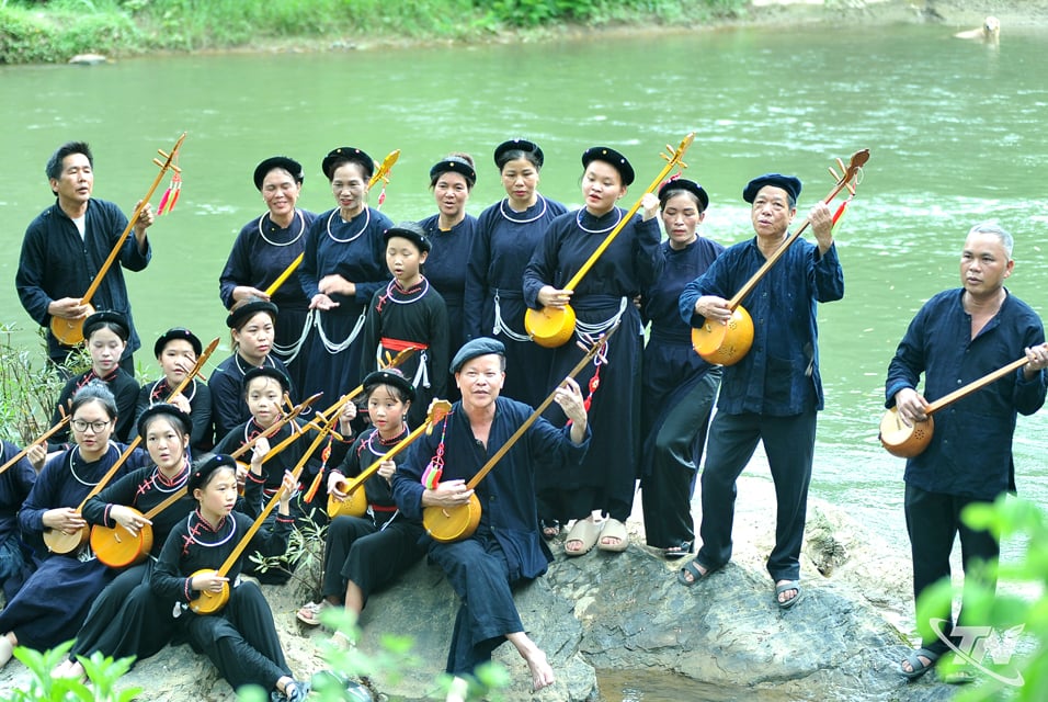 Membros do clube “May Nui Nang Tien” apresentam uma peça junto ao riacho.