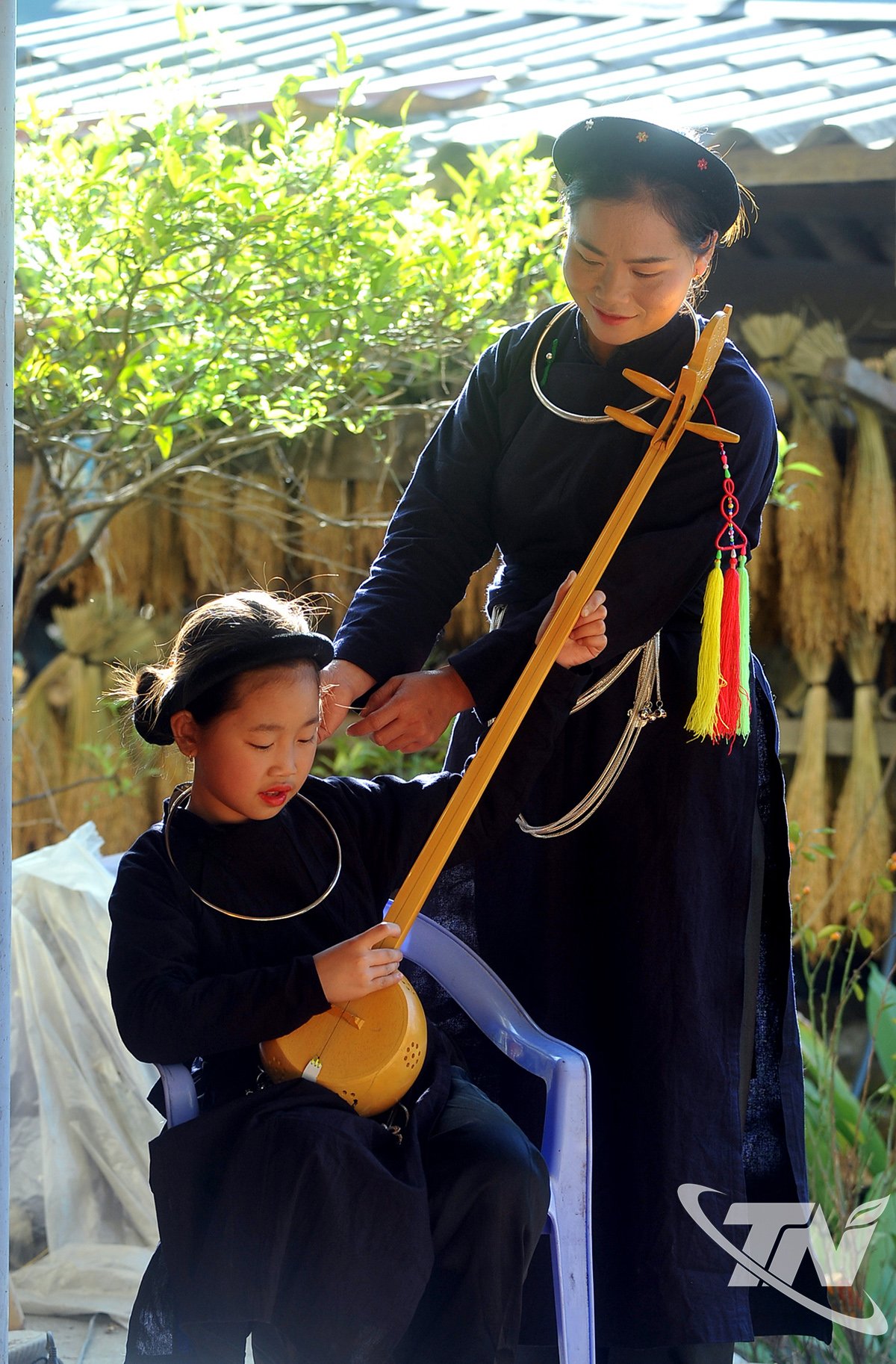 Adultos ensinam às crianças.